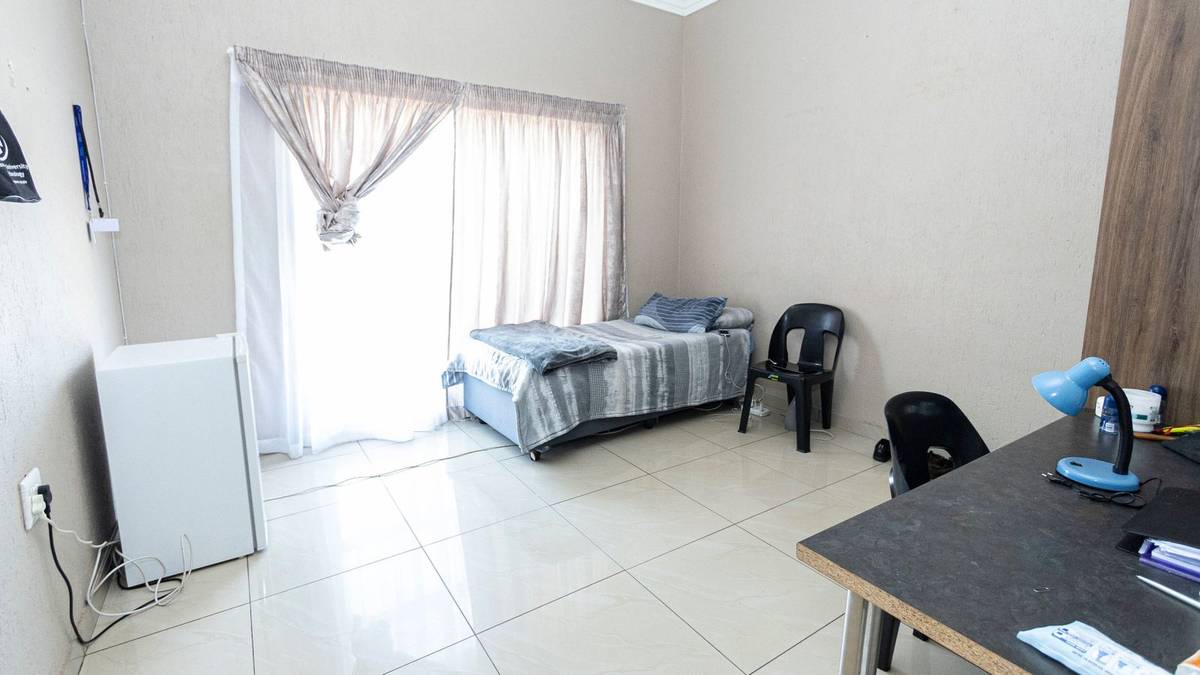 21 Van Rooyen — photo 2