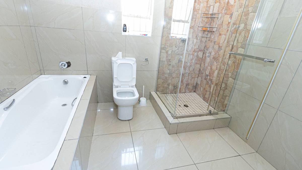 21 Van Rooyen — photo 6